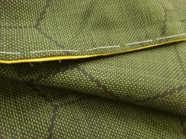  亀甲繋ぎ模様織り出し本場泥大島紬着物(5マルキ)